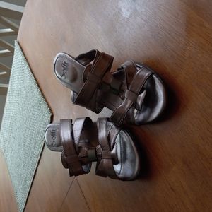 Ladies 2.0 heel sandals. Leather Gold color.